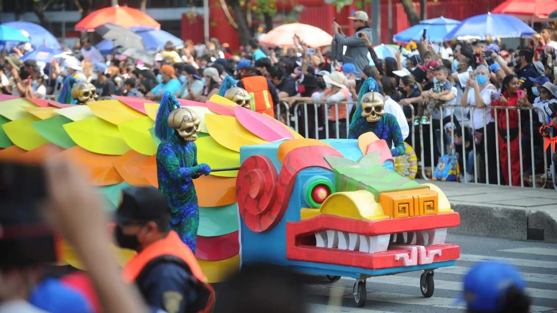 Abarrotada la ruta del Desfile Internacional del Día de Muertos